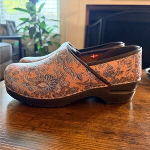 NWOB Sanita Floral Women's Professional Clogs Size 40